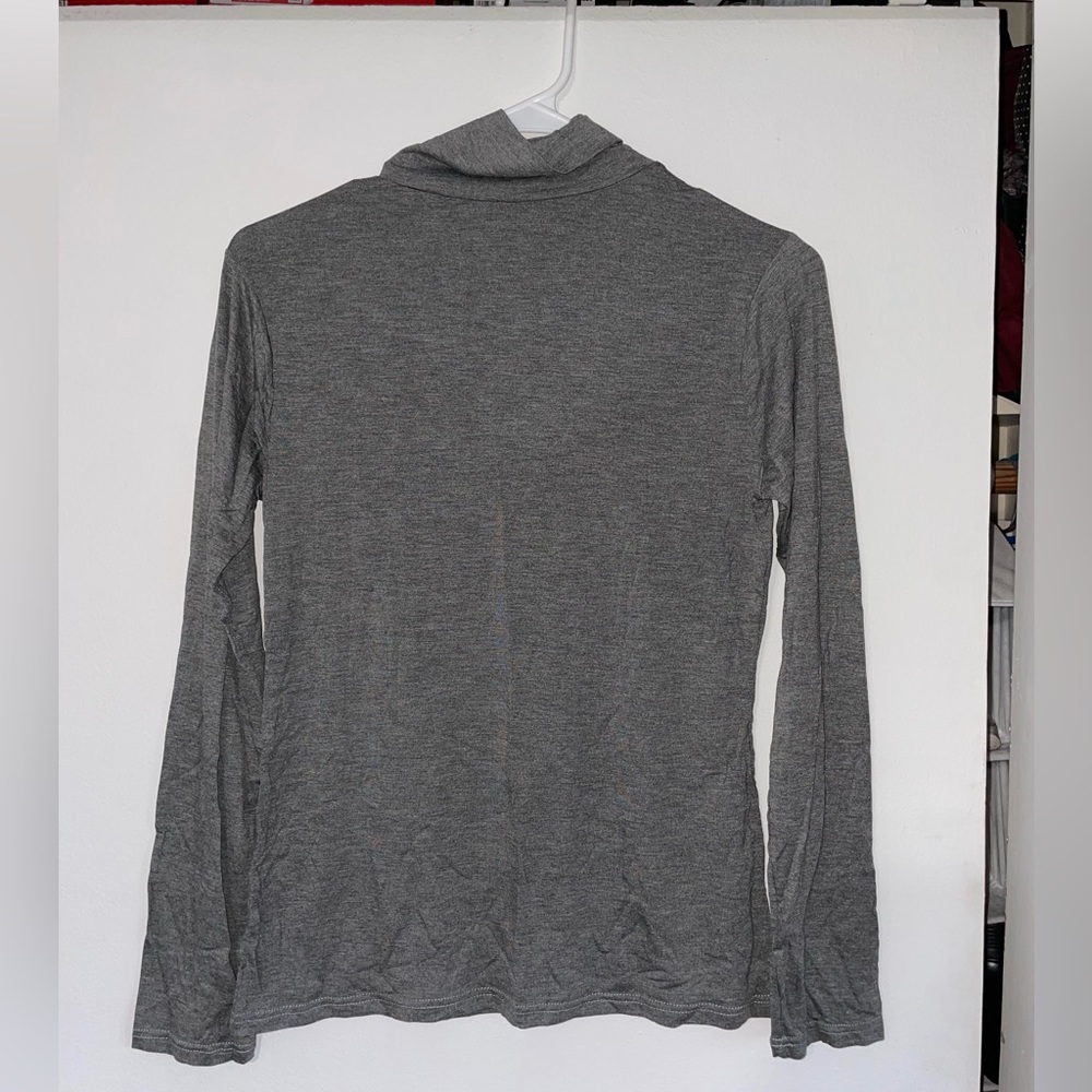 grey undershirt